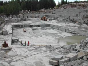 C. Kurun punaruskea, D. Kurun musta. Lähteet: A. ja C. www.suomalainenkivi.fi, D. Geologian tutkimuskeskus. Valokuva B: Paavo Härmä. Kapee (Fig.