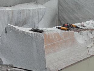 The Finnish Natural Stone Association Figure 11. Well-developed horizontal fracturing (sheeting) in a grey granite quarry in the Kuru granite batholith. Photo: Rasmus Nyman. Kuva 11.