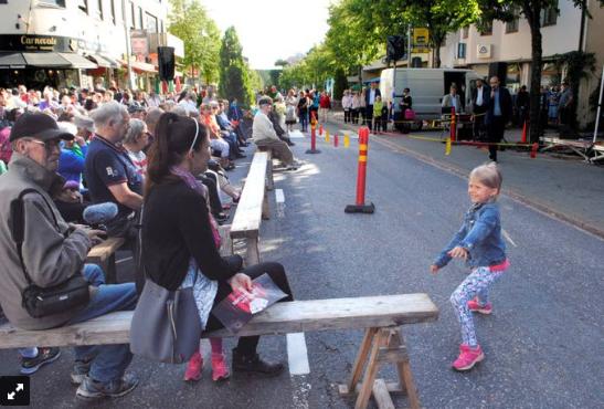 Tietoa kävelykadusta jaettiin mm. paikallislehtien tekemien juttujen kautta. Kävelykadun vastuuhenkilönä oli kaupungin toimialajohtaja Pekka Puistosalo.