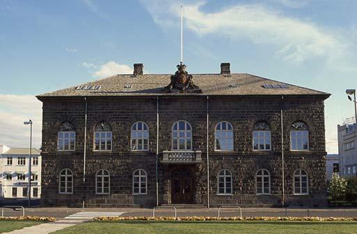 kansallisgalleria. Reykjavikin panoraamaa Tjörninin yli.