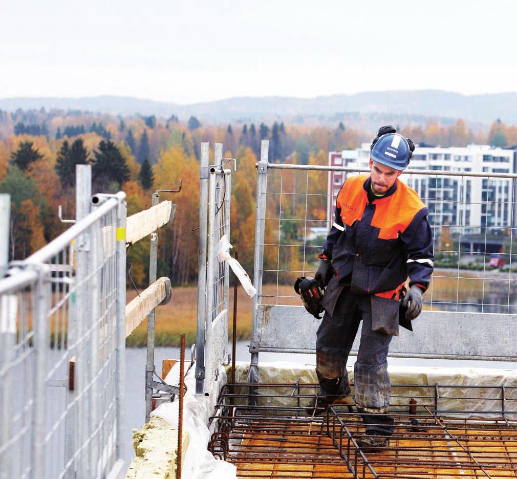 Raudoittaja Pablo Viurra työskentelee Jyväskylän uuden maamerkin, 15-kerroksisen As. Oy Jyväskylän Horisontin työmaalla.