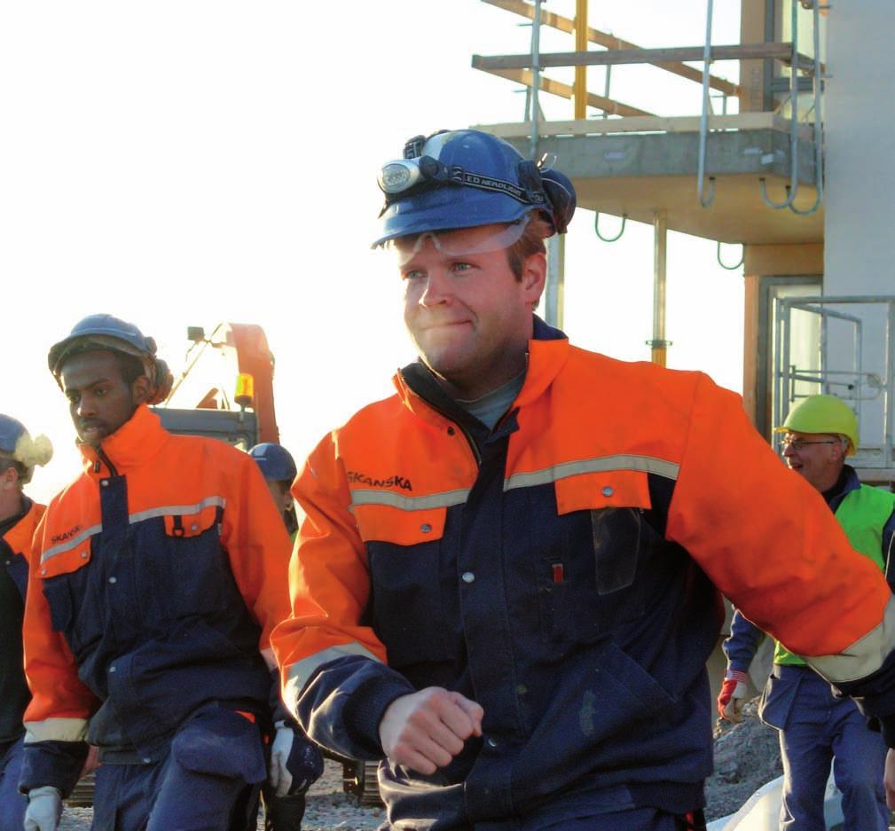 Skanskan työturvallisuusviikolla vedettiin työmaatreenejä mm. As. Oy Helsingin Kaislojen työmaalla. Treeneissä lihaksiaan herättelivät skanskalaiset Dahir Kader (vas.