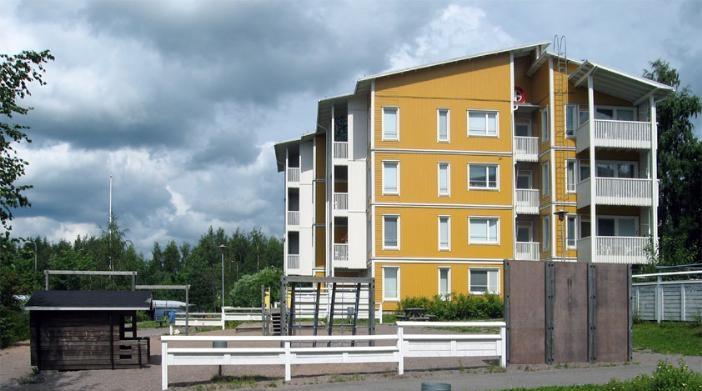 KOHTEEN KUVAUS Tuusulan puukerrostalot valmistuivat vuonna 1997 metsäiselle rinteelle Tuusulan moottoritien läheisyyteen, Hyrylään.