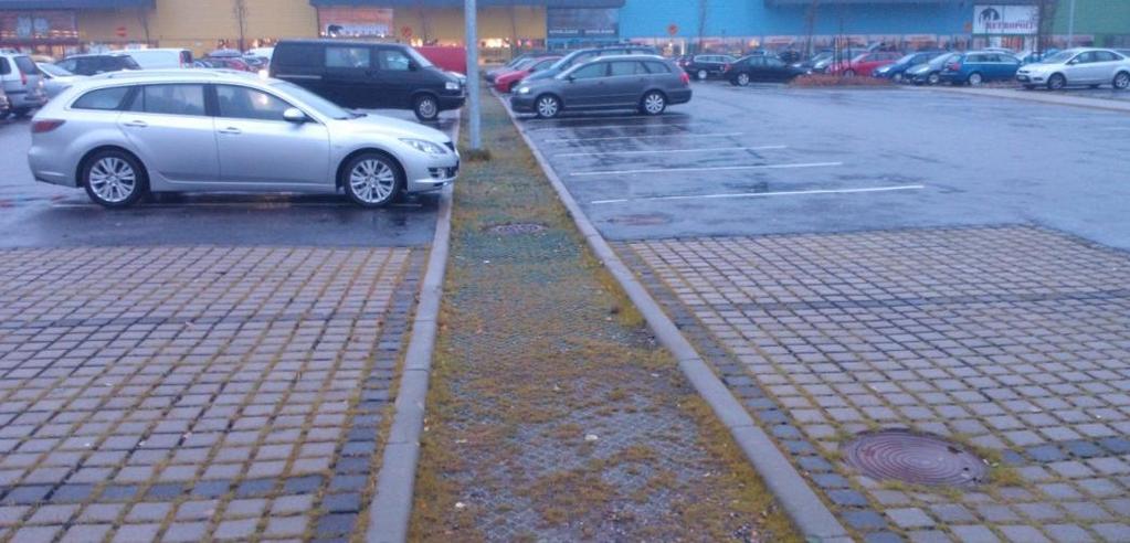 9 Kuva 11. Esimerkki Vantaalta: Matala hulevesien imeytyspainanne pysäköintikampojen välissä.