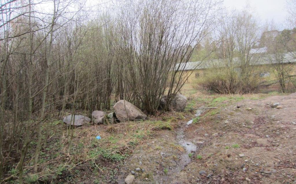 6 3. HULEVESIEN HALLINTA 3.1 Maankäyttö Asemakaavan muutosalue on varsin väljästi rakennettua aluetta ja päällystettyä pintaa on vähän lukuun ottamatta Lidl:n tonttia.