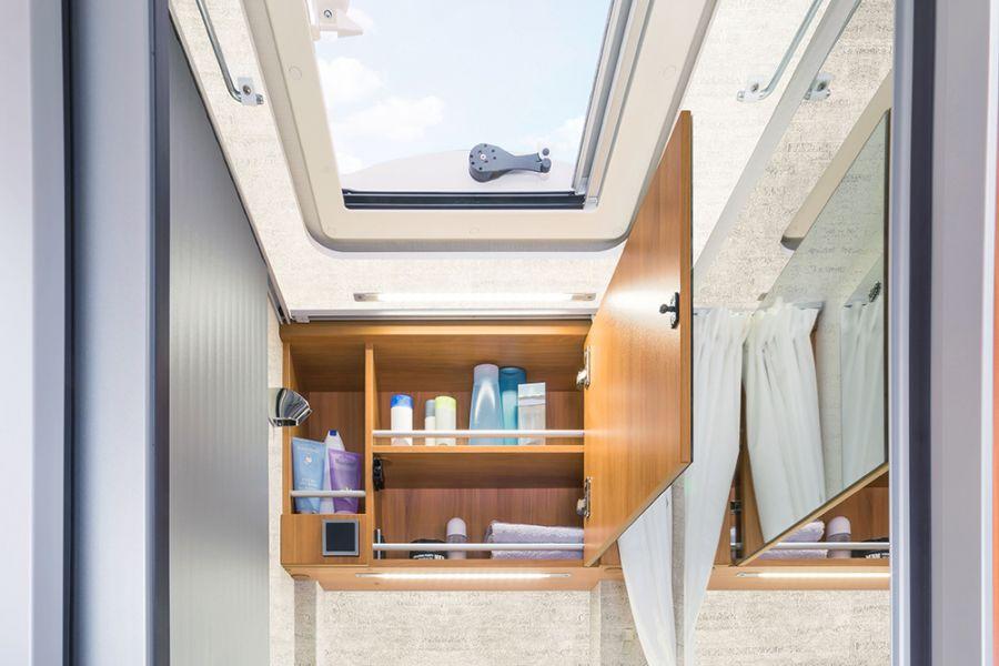Päivänvaloa pesutilaan HYMER Van -mallin kompaktissa pesuhuoneessa on vakiona kaunis peilikaappi, jossa on paljon säilytystilaa. Kattoikkunasta tulee sisätiloihin raikasta ilmaa ja päivänvaloa.