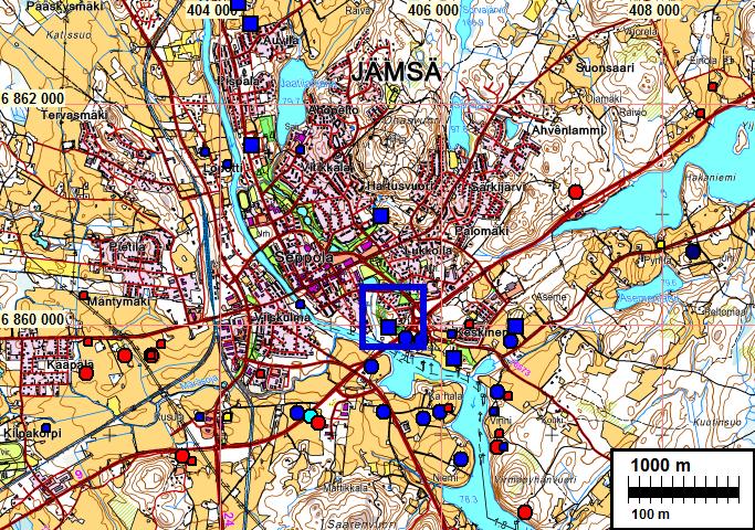 3 Tutkimusalueen sijainti sinisellä neliöllä. Lähialueen muinaisjäännökset eri symbolein: punainen = kivikausi, sininen = rautakausi Raportin kaikki koordinaatit ovat ETRS-TM35FIN.