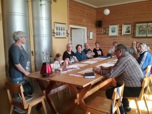 Muistiluotsin Minna Reunanen vieraili Vermuntilan rukoushuoneella ja Anttila-Voiluotolaiset osallistuivat luentoon ja tutustuivat samalla