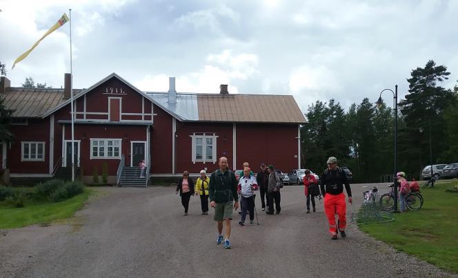 Tiilivuorelaiset patikoivat luontopolun Eurajoen Rikantilassa.