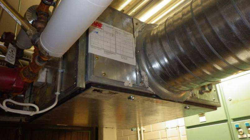 Alapohjassa on koneellinen tulo- ja poistoilmanvaihtojärjestelmä vuodelta 2003. Alapohjan tuloilmakone (TK6) sijaitsee lämmönjakohuoneessa.