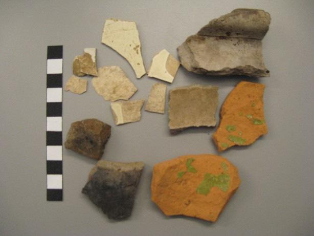 36 Talteen otettu löydöstö oli odotetusti tyypillistä kaupunkiarkeologista talousjätettä: pullolasia, fajanssia, punasavea ja harmaasavea sekä resenteissä kerroksissa myös muovia ja metallia (kuva