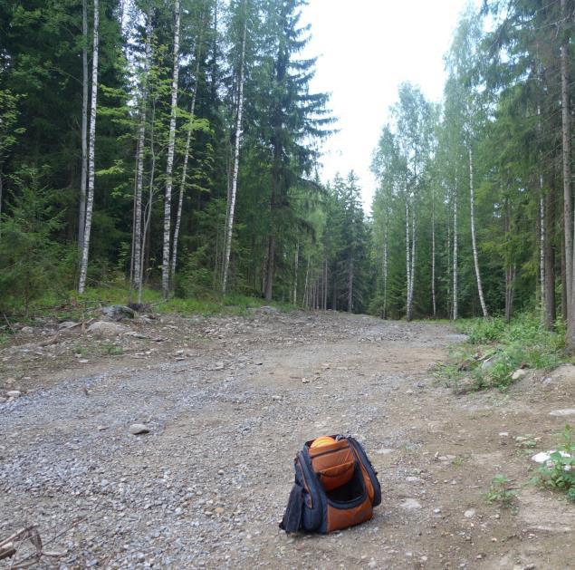 Väylän keskellä on kaivonkansi, joka on noin 100 metriä tiiltä ja n.