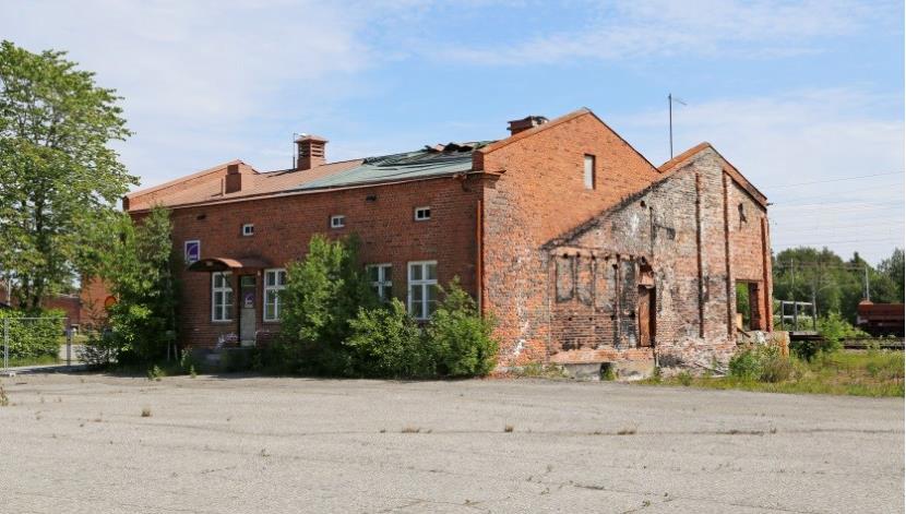 7 Pohjoinen tiilinen toimisto-osa jäi pystyyn tulipalossa, mutta vaurioitui pahoin. Makasiinirakennuksen suojelun edellytykset ovat tulipalon myötä muuttuneet.