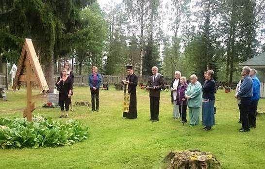 Keiteleläisen Erkki Straniuksen tekemät ristit vihmottiin pyhitetyllä vedellä liturgian jälkeen heinä-kuussa.