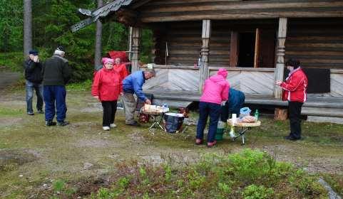 Kuva: Vuorelan tiistaiseuralaisia talkoissa Toivalan tsasounalla. Seurakunnassa suoritettiin vuoden 2015 seurakunnantarkastuksen perusteella ylimääräinen seurakunnan tarkastus 3.3.2016.