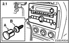 32 025 908 27 9-5 M06-, radio/navigointi 1 Irrota miinusjohdin (-) akusta. 2 Radiolla varustetut autot: 2.