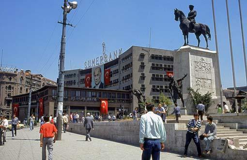 Tien toisessa päässä on nyky-turkin pääkaupunki Ankara.
