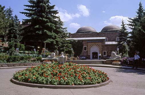heettiläisten kaudelta. Ankaran Ulus Meydanı (Kansakunnan aukio) Atatürkin patsaineen ja Anatolian sivilisaatioiden museo.