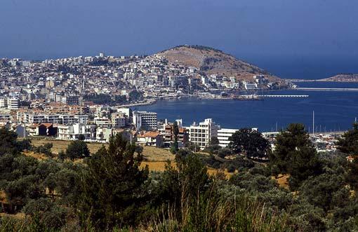 Turistilta loppuu aika, ennen kuin kaikki Egeanmeren rannikon antiikin muistomerkit on koluttu. Kartalla ja tienviitoissa vilahtelee historian tunneilta mieleen jääneitä paikannimiä.