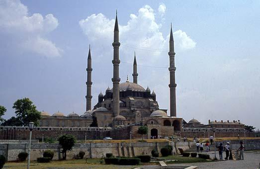 Tämän Turkin Traakian (tai Rumelian) toiseksi tärkein kaupunki (Istanbulin jälkeen) on Kreikan ja Bulgarian rajalla sijaitseva Edirne ja sen päänähtävyys on Selimin moskeija.