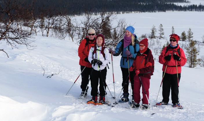 Lumikenkäretkeläisiä: vasemmalta Riitta Rissanen, Anna Kim, Sini Miettinen, Irma Ikonen