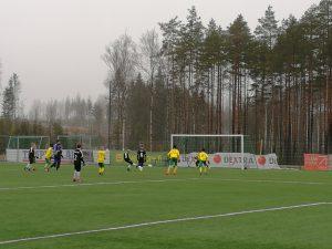 D12 pojat Vuoreksen kentällä Tänään sunnuntaina D12 pojat kävivät pelaamassa kaksi harjoitusottelua Hervannan kentällä Vuoreksessa.