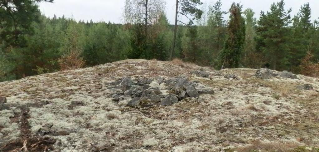 12 Rakenteet ennen tutkimuksia Kallion lakialueella sijaitsi varsinainen röykkiö ja sen ympärillä erilaisia rakennelmia, jotka oli tehty röykkiön kivistä.