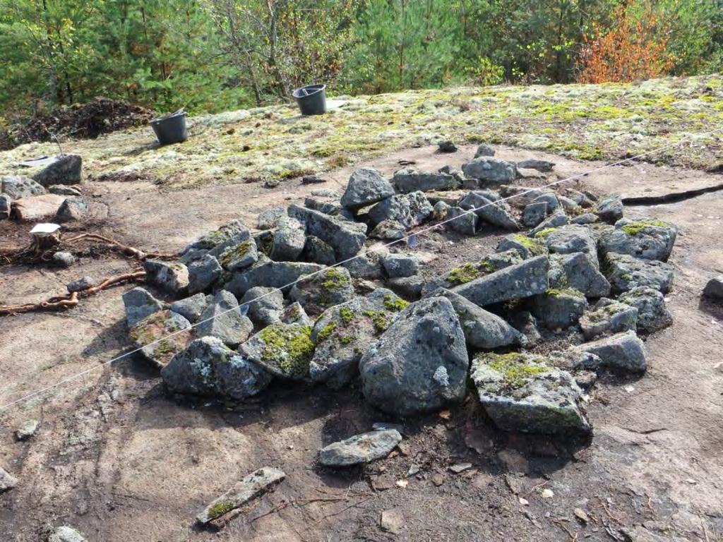 13 DT2013:38:6. Kuoppa röykkiön keskellä kaivauksen alkuvaiheessa kuvattuna. Lännestä. Jouko Pukkila.
