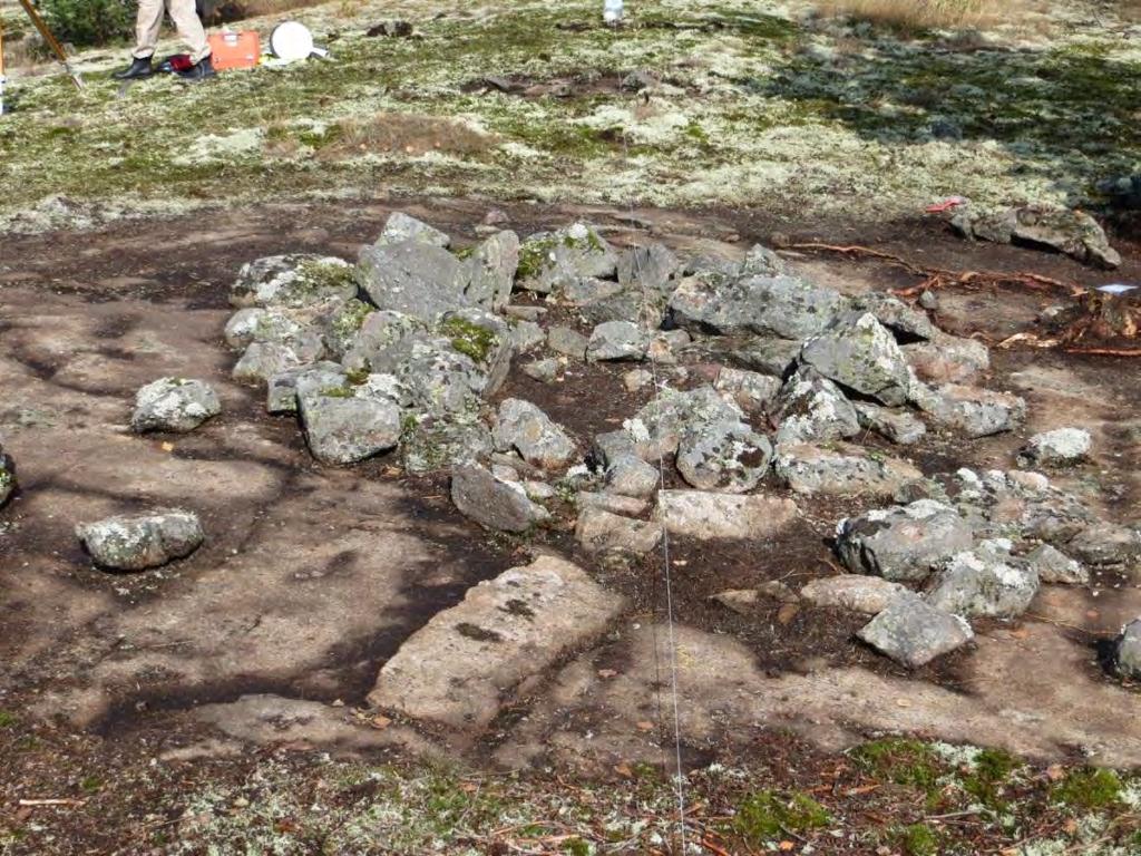 17 Kivet olivat 20-50 cm kokoisia ja kallion kanssa samaa kiviaineista. Osa niistä oli rapautunut tai rikkoutunut lohkopintaisiksi.