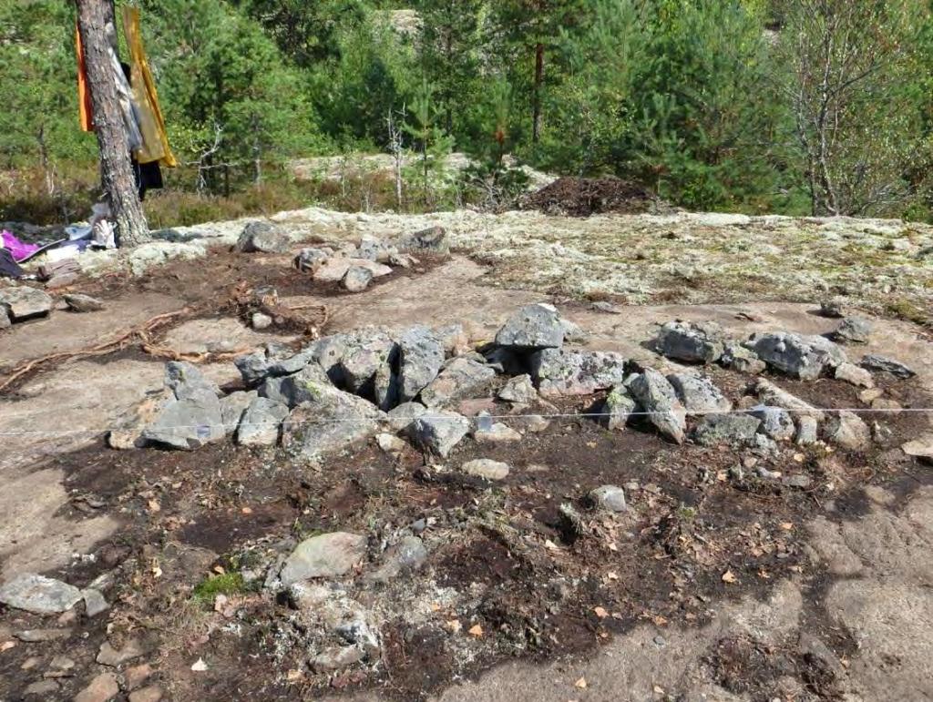 18 Puhdistamisen jälkeen röykkiön keskellä ollut kuoppa dokumentoitiin vaaitsemalla sen pituus- ja poikittaisprofiilit kymmenen sentin välein.