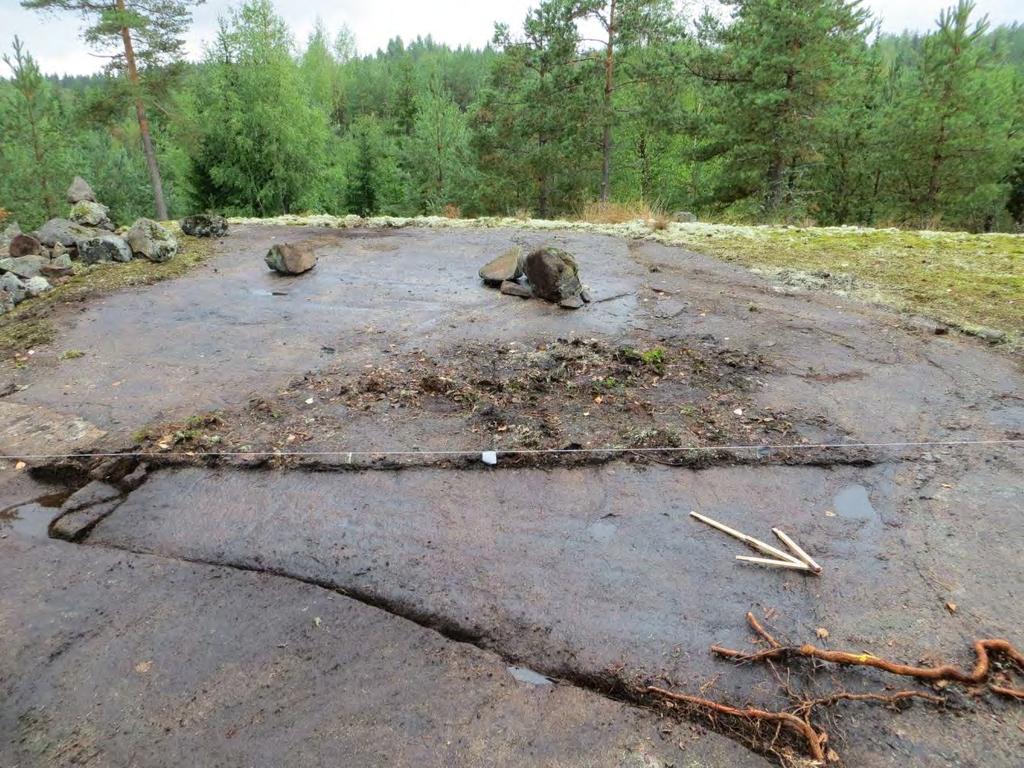 Maakerros kaivettiin kerralla kallion pintaan. Kaivaminen tapahtui ruuduittain koillispuoliskosta alkaen ja se tehtiin lastalla.