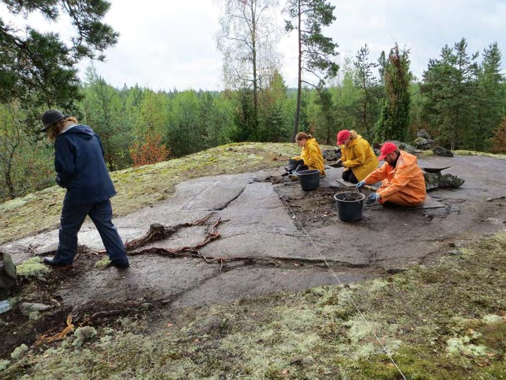 20 DT2013:38:18. Röykkiön pohjan maakerroksen lounaispuoliskoa kaivetaan. Luoteesta. Jouko Pukkila.