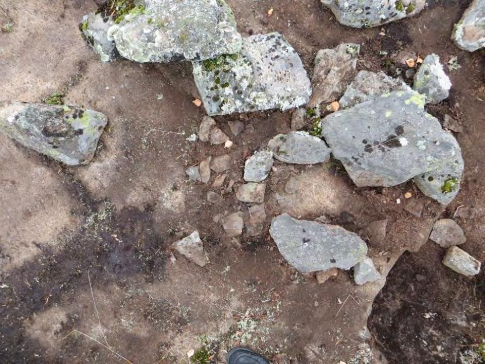 Latomus e Latomuksen kivet olivat isohkoja ja suoraan kallion pinnalle aseteltuja: niiden alla ei ollut maata.