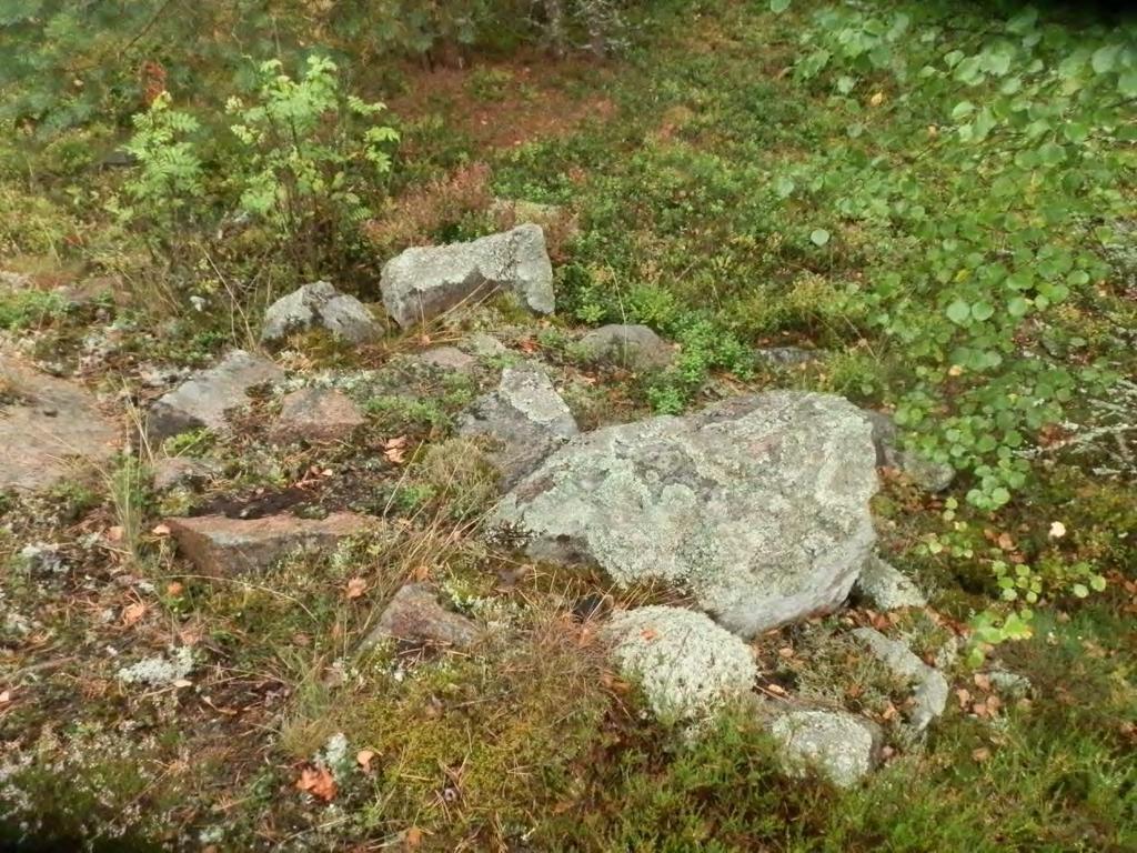30 Sen kallion, jolla röykkiö sijaitsi, länsireunassa, metsämaan puolella mutta aivan kalliossa kiinni on rajamerkki.