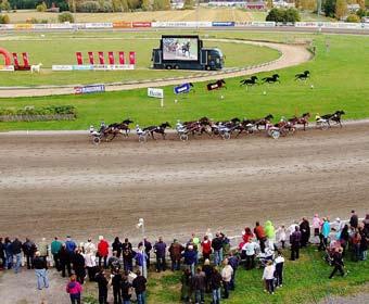 klo 17.30 A-Ponit tasoitusajo 1100 m Ponilähtö Hevosvarikon Ponimeeting -finaali p. 2.43.0 + 20 m 2,7 s Palkinnot: 100-50-30-20 (10) e LÄHTEELÄN CARLOS 184 SH 1100:1 2.