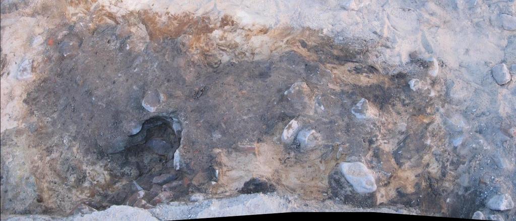 Aivan kaivausalueen eteläosasta tuli esille rakenteeseen R21 liittyviä kiveyksiä jo dokumentointitasossa 3.
