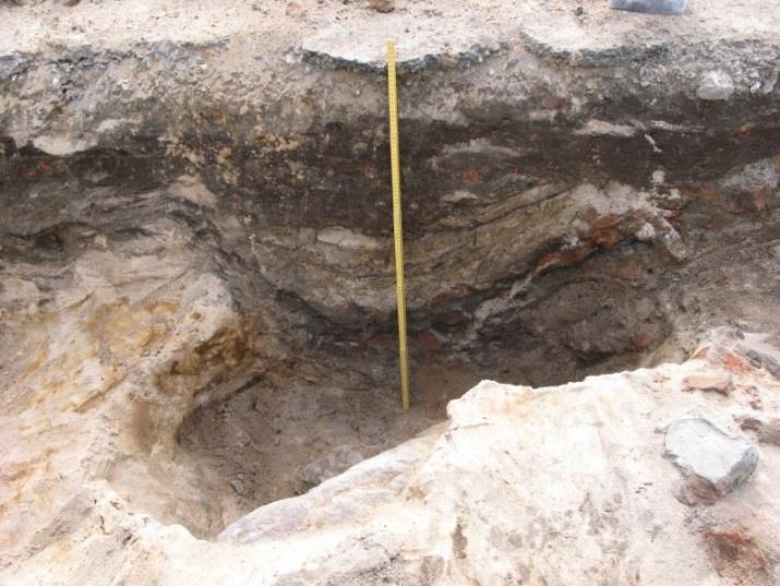 Kuoppa sijaitsi kaivausalueen itäprofiilin edessä noin viiden metrin päässä kaivausalueen etelänurkasta. Osa kaivannosta jatkui avaamattomalle alueelle.