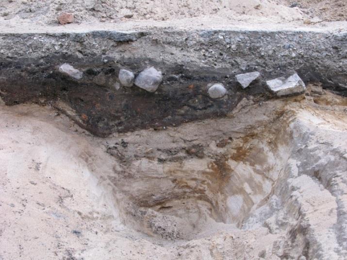 Tiilten seassa oli kiviä, jotka eivät olleet palaneet. Kivien koko oli noin 12 cm. Tiiltä ja kiviä on eniten kuopan pinnalla. Kuopasta ei saatu talteen löytöjä.