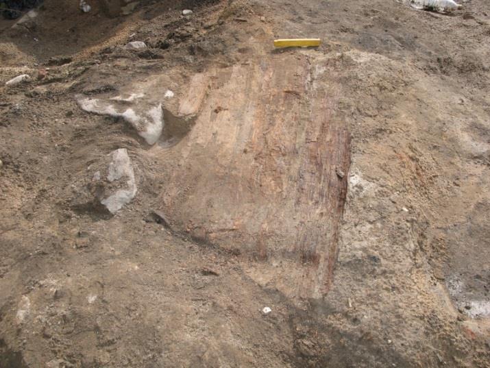 Kuvat Pauli Haapakangas, Arkeologiset kenttäpalvelut, Museovirasto Kerroksen Y32 alta tuli esille kaivanto L59, jota täytti Y32:n alta esiin tullut kerros Y35.