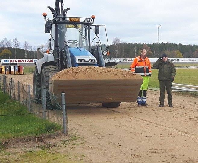 Hieno porukka sai radan talvikuntoon Petri katselee konemies Juho Jussilan kanssa, mihin hiekka laitetaan. Sapuskatauolla Juho Jussila, Heikki ja Susanna. Muistattehan talkoot radalla huomenna 30.10.