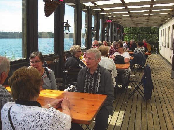 Retkeläiset nauttimassa kauniista saaristomerimaisemasta Nauvolaiset eivät olleet uskoa silmiään, kun Föli-bussi huristeli laivarantaan.