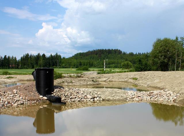 Annostelijan suuri, pystysuora putki muodostaa kemikaalisäiliön, jossa on kalteva pohja.