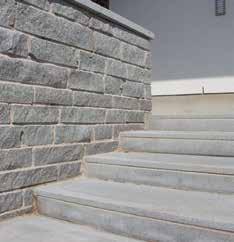 LUONNONKIVIPORTAAT LAATTAPORTAAT LAATTAPORTAAT Graniittisilla porraslaatoilla päällystät betonipintaiset portaat. Laattoja valmistetaan poltetulla tai ristipäähakatulla pinnalla.