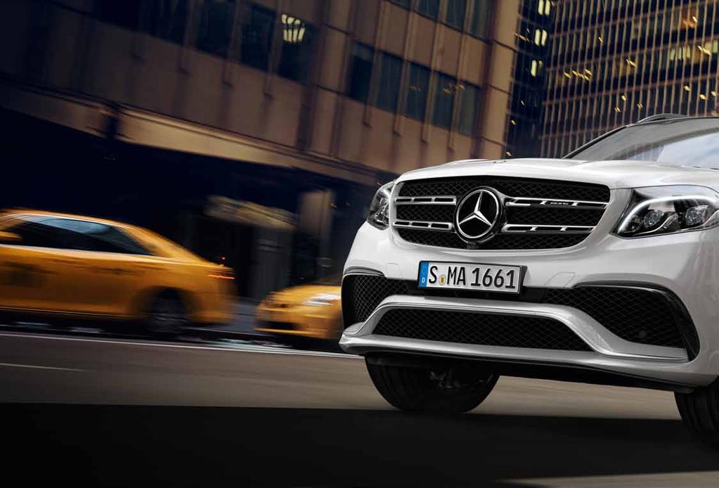 54 High-Performance SUV Voimakkaan näyttävä design, vaikuttavat mitat Mercedes-AMG GLS 63 tuntee vain yhden tyylisuunnan: omansa. Etuhelmassa on näyttävä A-Wing kookkaine ilmanottoaukkoineen.