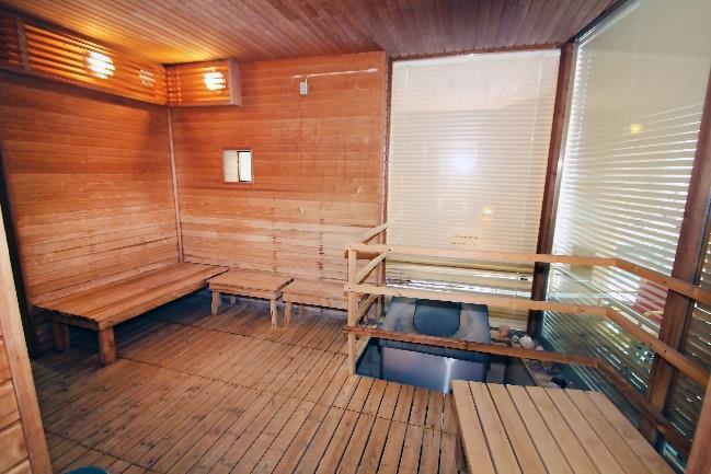 7 Sauna ja kiuas Kun suihkutuoli työnnetään tai uimari itse kelaa saunaan, pyörät saattavat jäädä puuritilöiden väliin, jolloin äkillinen pysähtyminen voi aiheuttaa vaaratilanteen. Kiuas on ns.