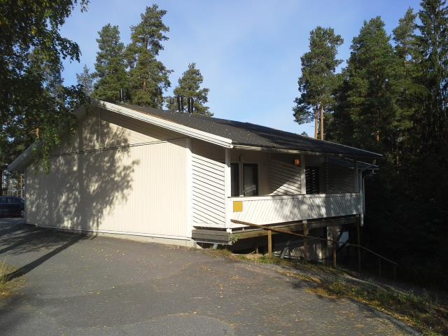 16 5 RAKENNUSTEKNIIKKA 5.1 Rakennuksen vierusta Kallistukset, pintakerros, korkeusasema, kosteusrasitukset Rinnetontin ansiosta kallistukset helppo hoitaa.