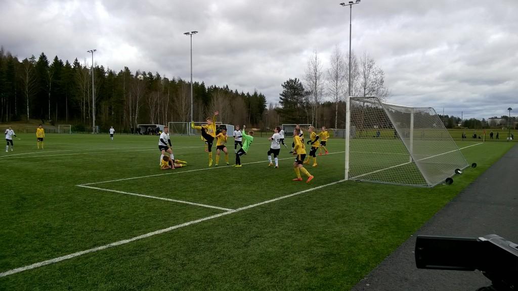 FC HAKA in action KaaPon maalilla Toinen puoliaika lähti mukavasti käyntiin, kun Späde lisäsi johdon 0-4. Ja sitten yht äkkiä. Se perisuomalainen paniikki.