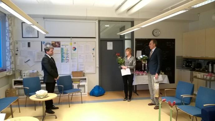 19 Henkilöstöraportti Rehtorit Britt-Mari Norrbacka ja Ben Johansson onnittelevat lehtori Anders Nikanderia tasavuosien kunniaksi. 12.