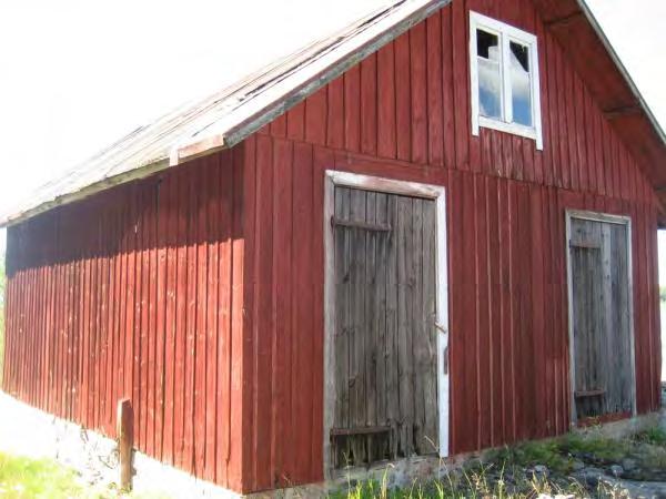 Perustus osin muurattu luonnonkivestä, osin