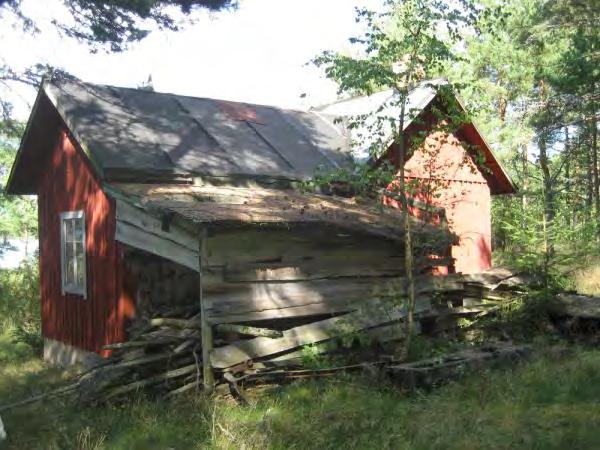 Betoni - valettu Ranko Pystylauta, peiterimoitettu punainen Satula Huopa - kolmiorima Hyvä Muurillinen verkon- ja rysänkuivausrakennus + vaja.